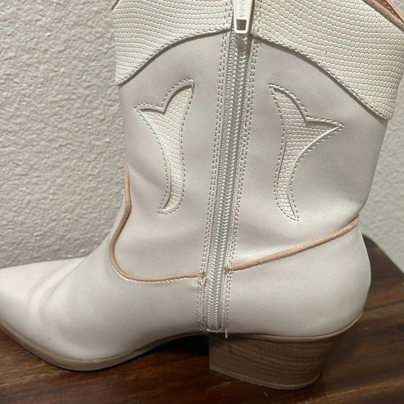 Universal Thread Cream Beige Western Rodeo Cowboy Cowgirl Pointy Boots Booties 6 - Picture 7 of 16